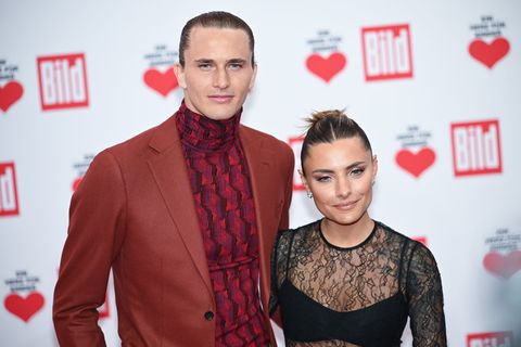 Alexander Zverev und Sophia Thomalla haben ein neues Familienmitglied: Dackel Mishka. (Archivbild) Foto: Sebastian Christoph Gol