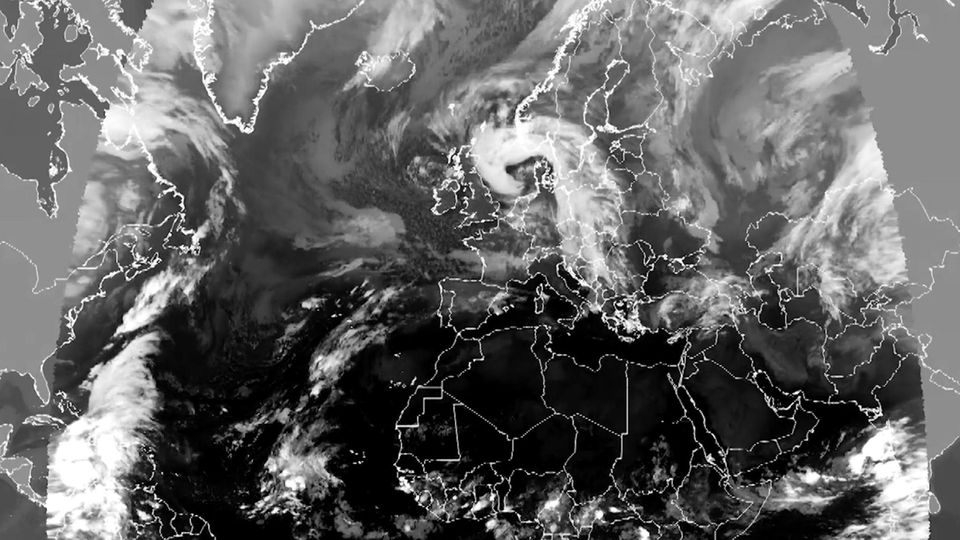 Satellitenvideo zeigt riesiges Sturmtief "Joshua" über Europa Eine Wetterkarte.