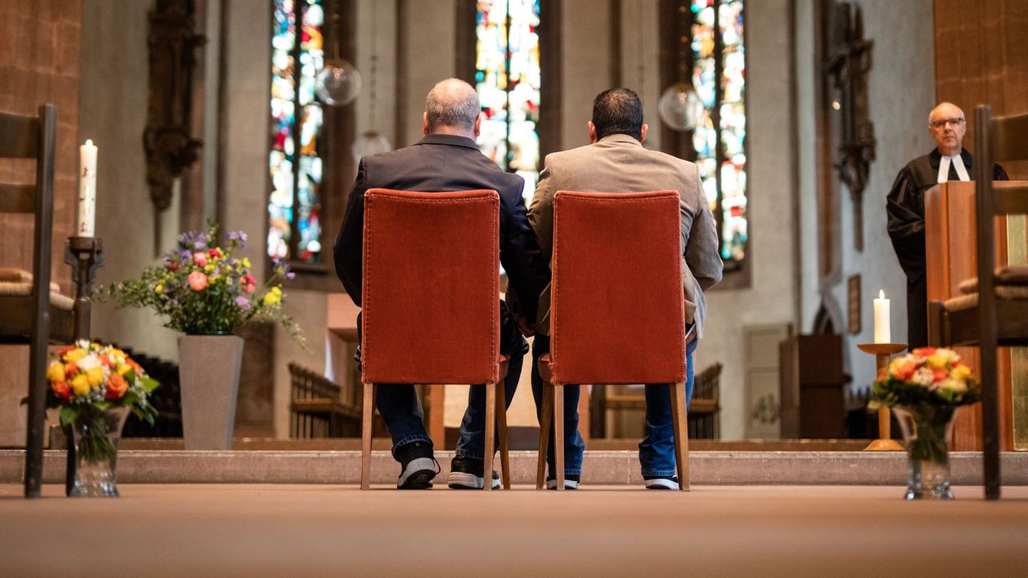 Gleichgeschlechtliche Paare können sich weiter nicht in der evangelischen Landeskirche trauen lassen. (Archivbild) Foto: Christo