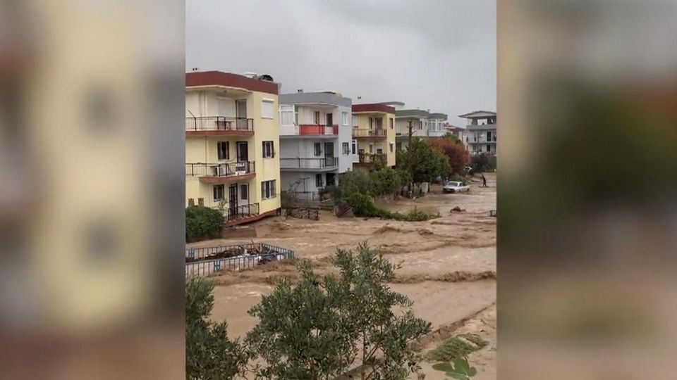 Heftige Sturzfluten überrollen türkische Küstenprovinz Izmir Heftige Sturzfluten überrollen türkische Küstenprovinz Izmir