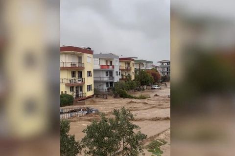 Heftige Sturzfluten überrollen türkische Küstenprovinz Izmir Heftige Sturzfluten überrollen türkische Küstenprovinz Izmir