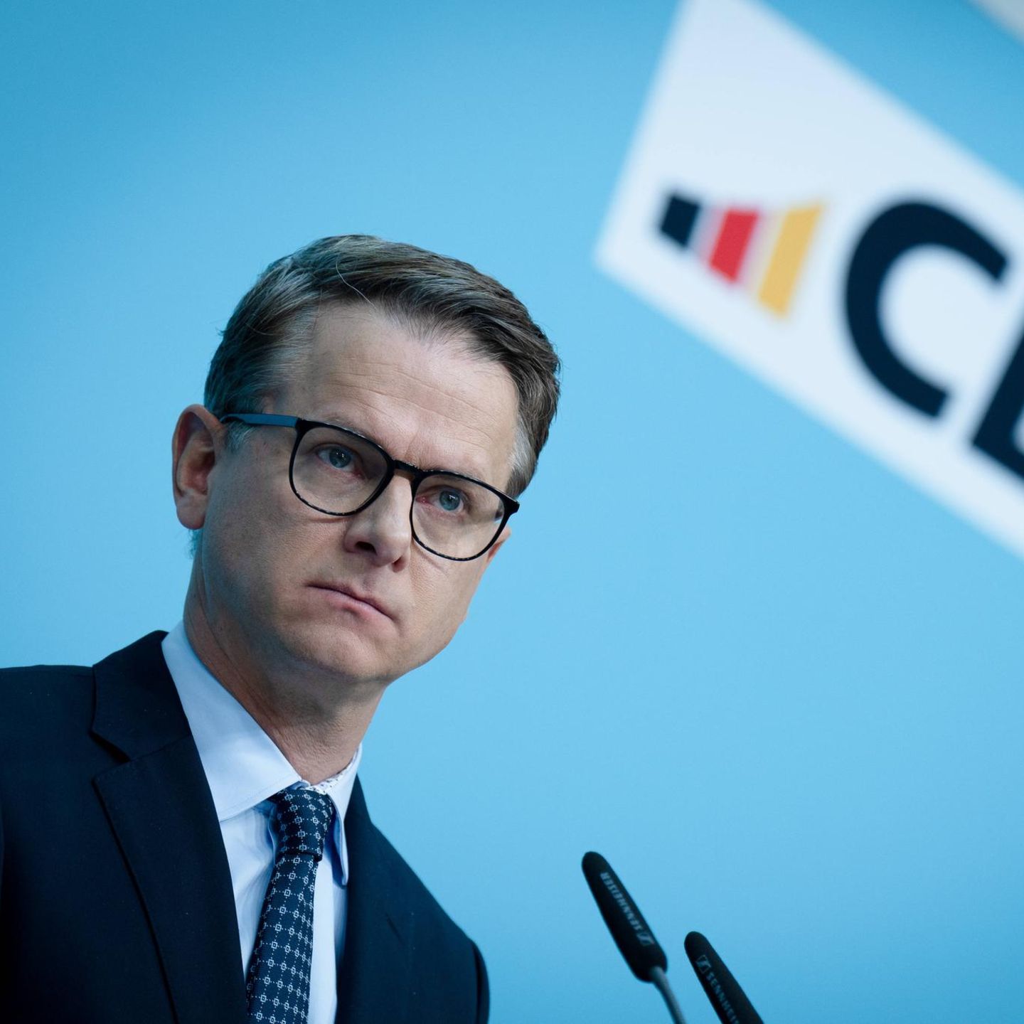 Carsten Linnemann schaut in die Kamera