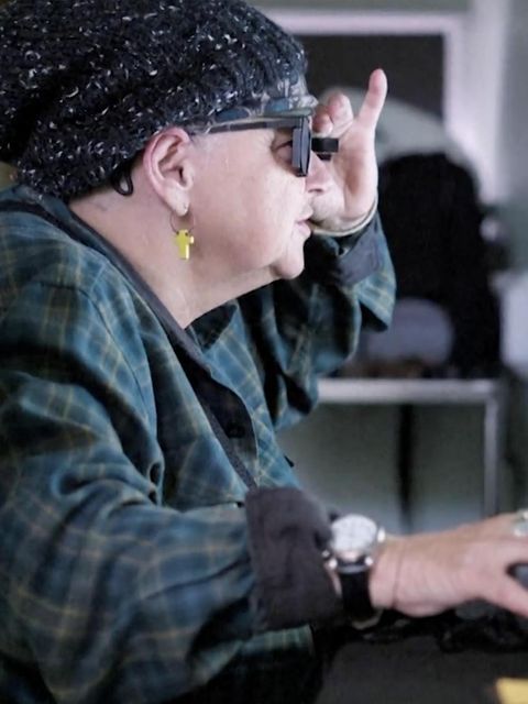 Mit einer innovativen Brille liest eine erblindete Frau wieder auf dem Computer