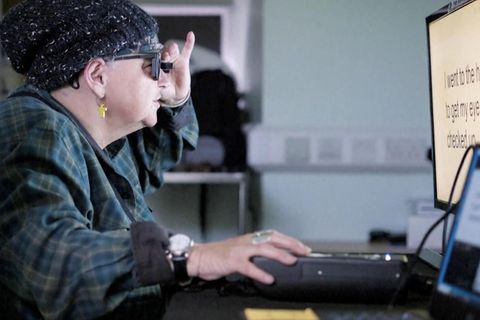 Durchbruch in Forschung: Chip im Auge lässt Erblindete wieder lesen Mit einer innovativen Brille liest eine erblindete Frau wieder auf dem Computer