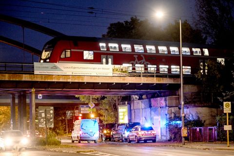 Rund 300 Fahrgäste mussten einen liegengebliebenen Regionalexpress verlassen. Foto: Britta Pedersen/dpa