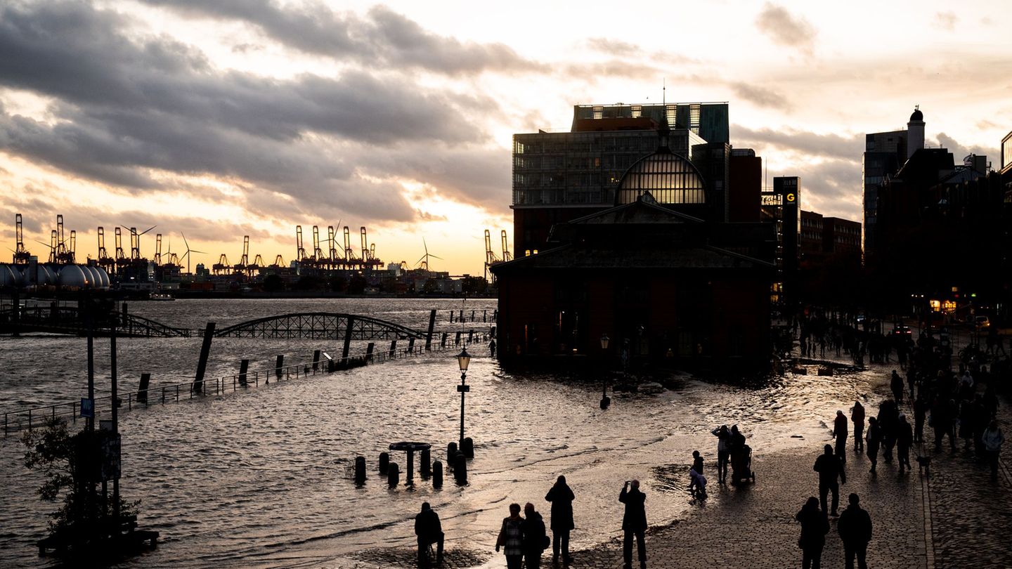 Der Fischmarkt an der Elbe im Hamburger Hafen steht während einer Sturmflut unter Wasser. Foto: Daniel Bockwoldt/dpa