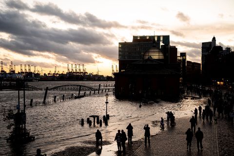 Der Fischmarkt an der Elbe im Hamburger Hafen steht während einer Sturmflut unter Wasser. Foto: Daniel Bockwoldt/dpa