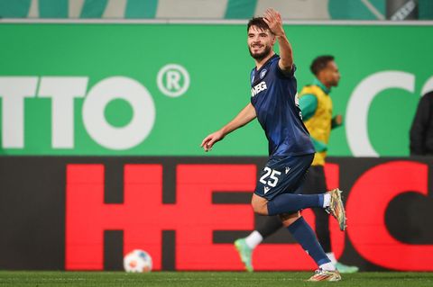 KSC-Profi Lilian Egloff jubelt nach seinem Tor im Fürther Ronhof. Foto: Daniel Karmann/dpa