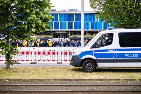 Eintracht Braunschweig hat zwei Fans Stadionverbote erteilt. (Archivfoto) Foto: Moritz Frankenberg/dpa