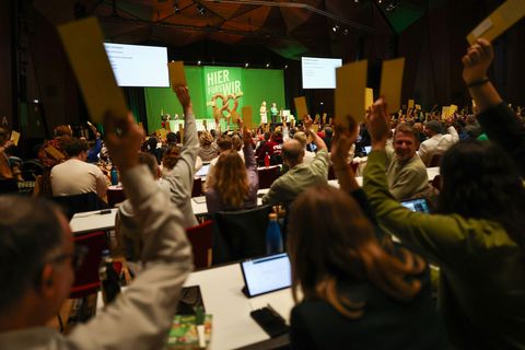 Mit großer Mehrheit stimmten die Delegierten für den Leitantrag zum Thema Wohnen. Foto: Daniel Löb/dpa