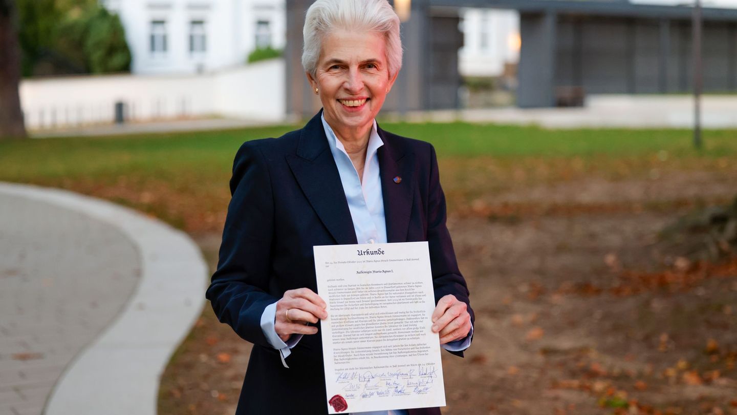 Die FDP-Politikerin Marie-Agnes Strack-Zimmermann hält ihre Auszeichnung als neue Aalkönigin von Bad Honnef in den Händen. Foto: Die FDP-Politikerin Marie-Agnes Strack-Zimmermann hält ihre Auszeichnung als neue Aalkönigin von Bad Honnef in den Händen. Foto: