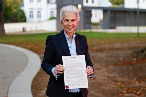 Die FDP-Politikerin Marie-Agnes Strack-Zimmermann hält ihre Auszeichnung als neue Aalkönigin von Bad Honnef in den Händen. Foto: