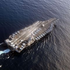 Der Flugzeugträger "USS Gerald R. Ford" aus der Luft fotografiert