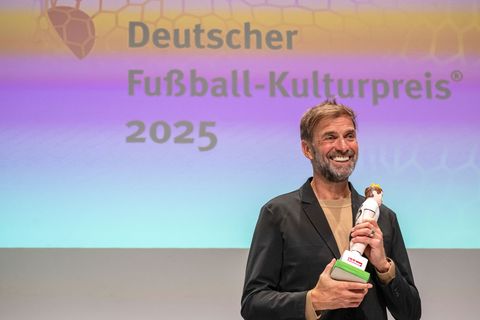 Jürgen Klopp war beim Galaabend zu Scherzen aufgelegt. Foto: Pia Bayer/dpa