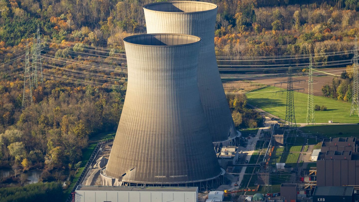 Die beiden Kühltürme des früheren Kernkraftwerks Gundremmingen sollen am Samstag genau um 12.00 Uhr gesprengt werden. (Archivbil Die beiden Kühltürme des früheren Kernkraftwerks Gundremmingen sollen am Samstag genau um 12.00 Uhr gesprengt werden. (Archivbil
