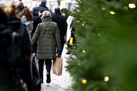 In sechs Wochen beginnt die Adventszeit. An zwei Adventssonntagen sind in Berlin Geschäfte geöffnet. (Archivbild) Foto: Fabian S