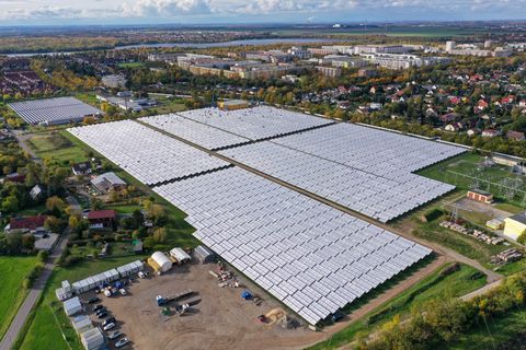 13.200 Kollektoren auf 65.208 Quadratmetern Fläche sollen für klimaneutrale Fernwärme in Leipzig sorgen. Foto: Jan Woitas/dpa