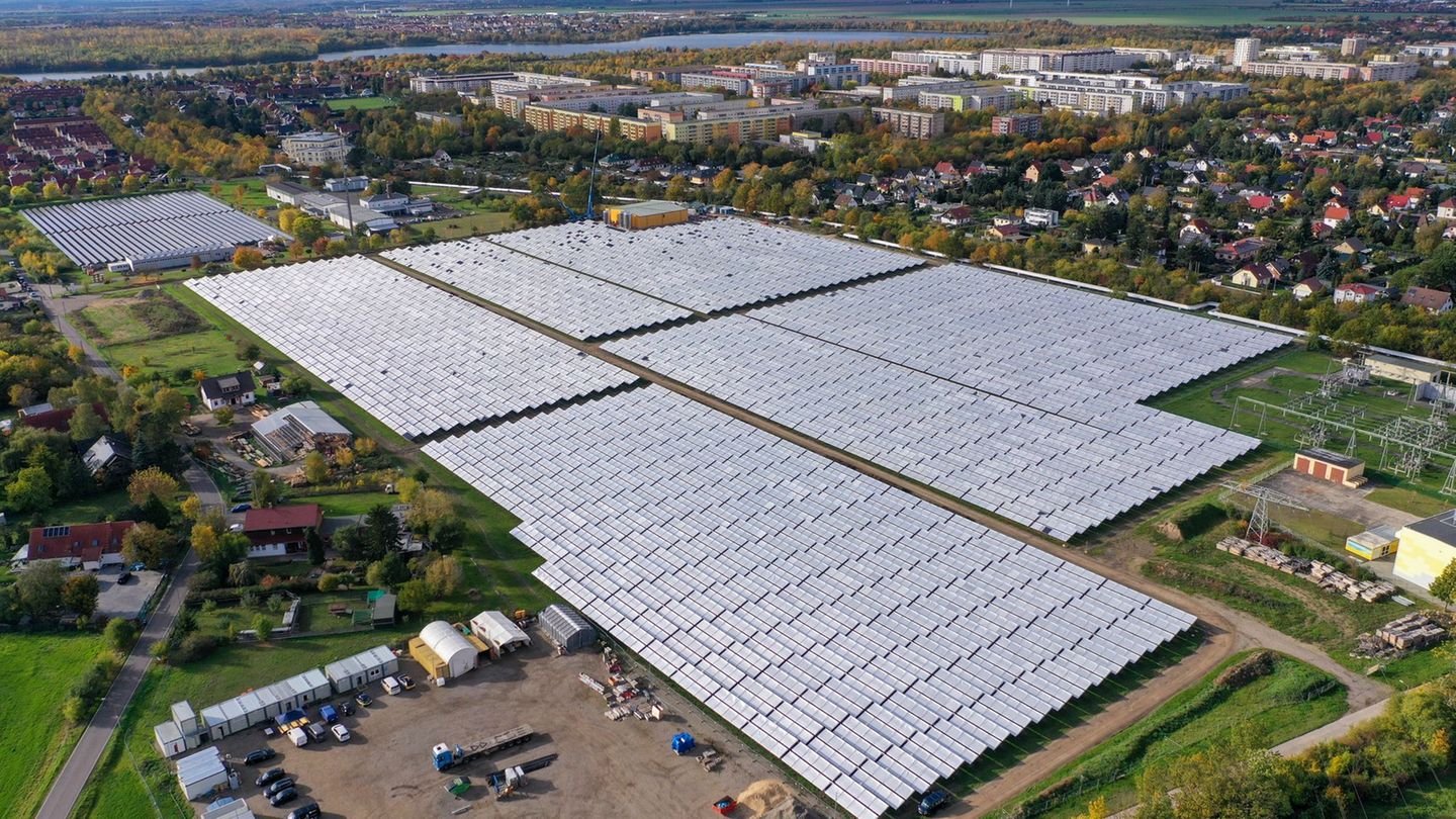 13.200 Kollektoren auf 65.208 Quadratmetern Fläche sollen für klimaneutrale Fernwärme in Leipzig sorgen. Foto: Jan Woitas/dpa 13.200 Kollektoren auf 65.208 Quadratmetern Fläche sollen für klimaneutrale Fernwärme in Leipzig sorgen. Foto: Jan Woitas/dpa