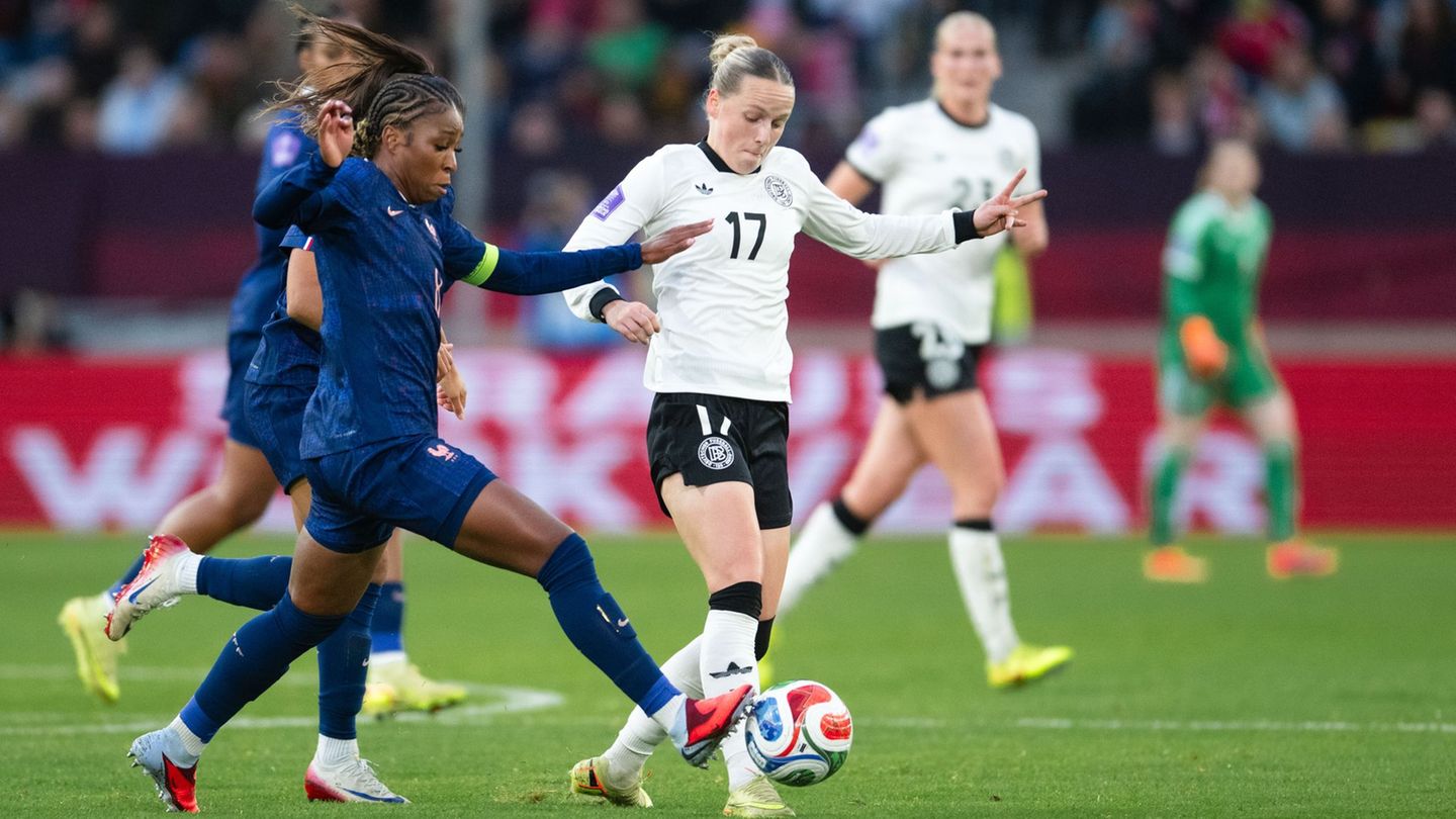 Überzeugte den Bundestrainer: Franziska Kett (r) vom FC Bayern. Foto: Marius Becker/dpa