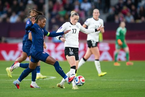 Überzeugte den Bundestrainer: Franziska Kett (r) vom FC Bayern. Foto: Marius Becker/dpa