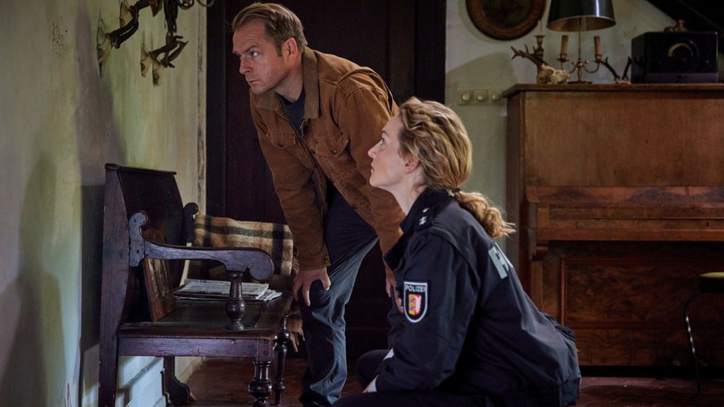 "Nord bei Nordwest: Auf der Flucht": Hauke Jacobs (Hinnerk Schönemann) und Hannah Wagner (Jana Klinge) nehmen sich einem Fall  "Nord bei Nordwest: Auf der Flucht": Hauke Jacobs (Hinnerk Schönemann) und Hannah Wagner (Jana Klinge) nehmen sich einem Fall
