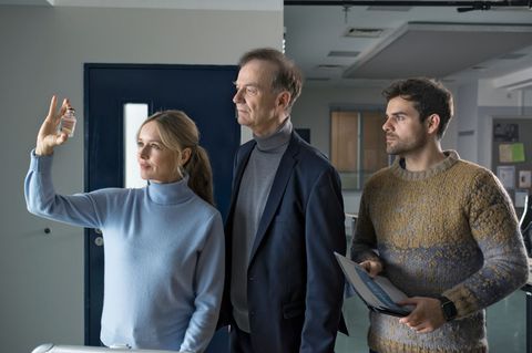 Die Kommissare Linett Wachow (Stefanie Stappenbeck, l-r), Reddemann (Arnfried Lerche) und Nils Makowski (Lucas Reiber) begutacht