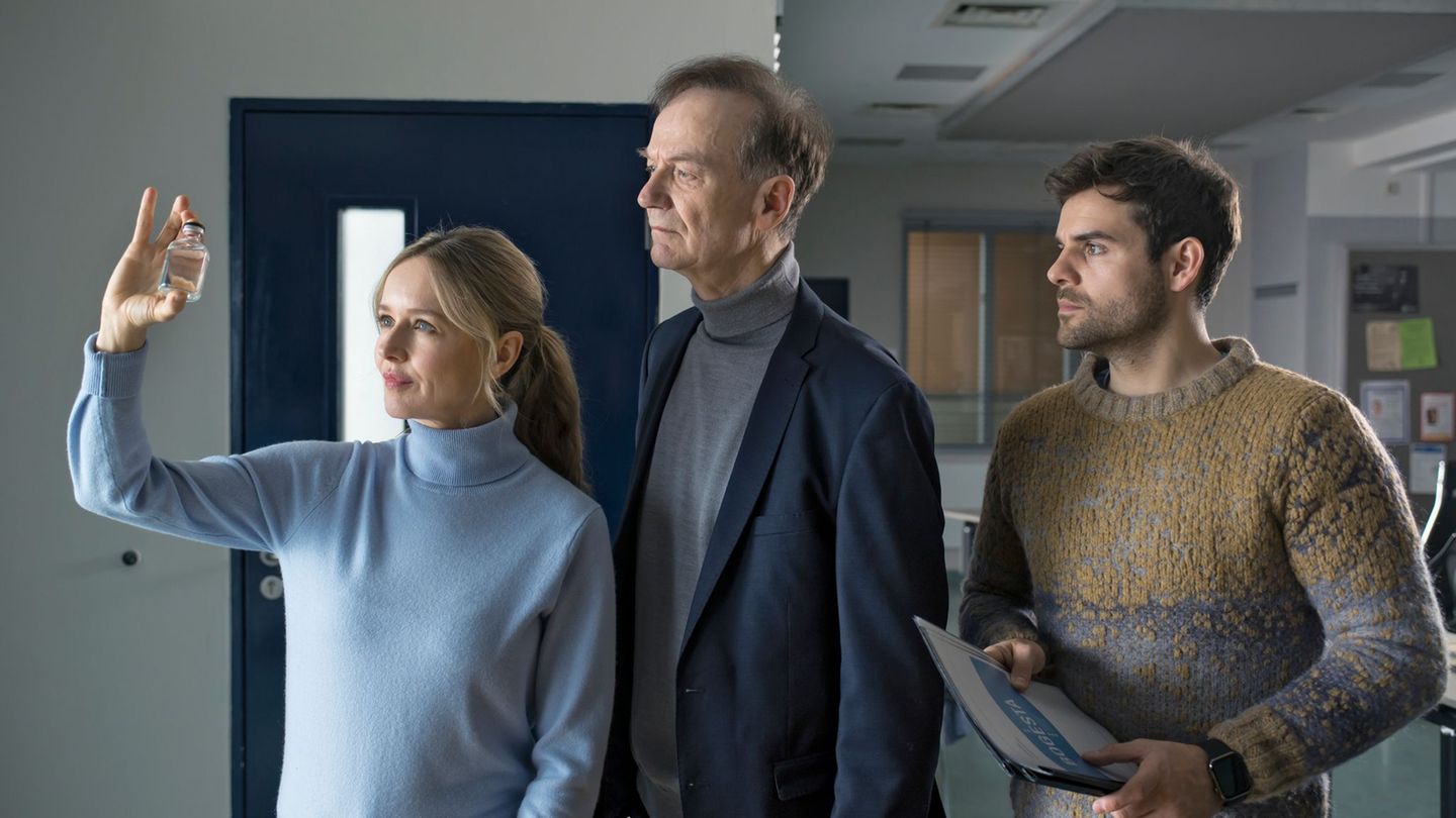 Die Kommissare Linett Wachow (Stefanie Stappenbeck, l-r), Reddemann (Arnfried Lerche) und Nils Makowski (Lucas Reiber) begutacht