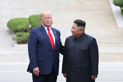 Donald Trump und Kim Jong Un treffen sich in der entmilitarisierten Zone Donald Trump und Kim Jong Un treffen sich in der entmilitarisierten Zone