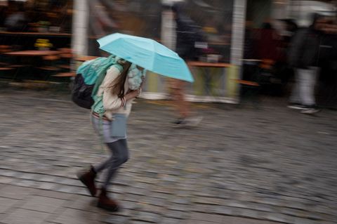 Am Wochenende bleibt es windig in Bayern. (Symbolbild) Foto: Peter Kneffel/dpa
