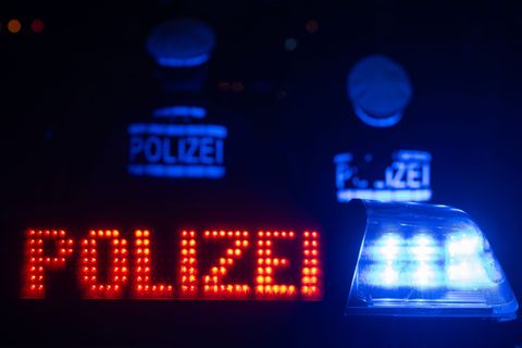 Ein Raser stürzt in der Nacht in die Hunte. (Symbolbild) Foto: Marijan Murat/dpa