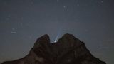 Bergueda, Spanien. Man könnte meinen, der Komet würde jeden Moment in den katalonischen Berg Pedraforca krachen. Dabei ist "Lemmon", benannt nach seinem amerikanischen Entdecker-Observatorium, nur auf der Durchreise. Das letzte Mal war er vor 1320 Jahren am Nachthimmel zu sehen – und wird es das nächste Mal im Jahr 3435