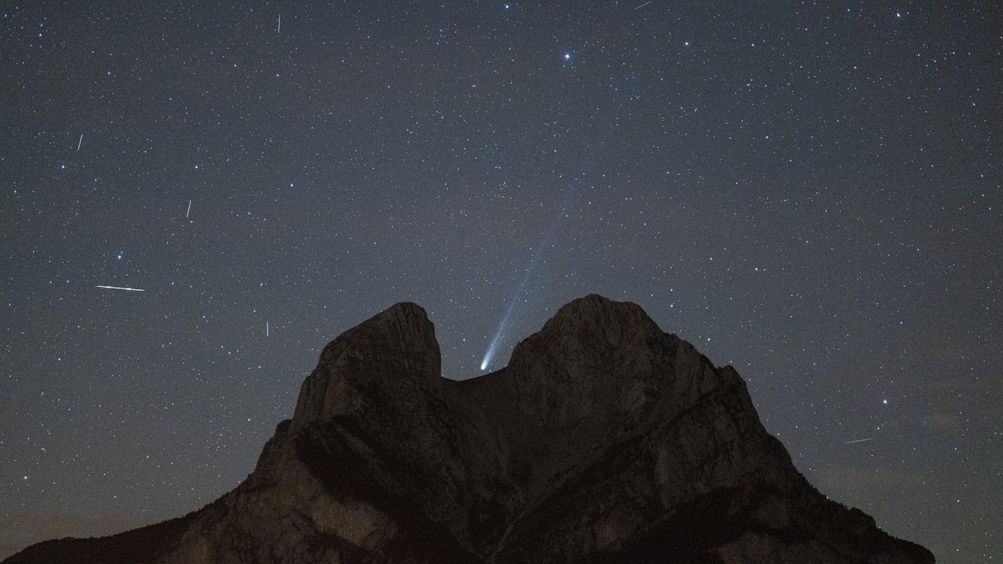 25. Oktober: Seltener Gast Bergueda, Spanien. Man könnte meinen, der Komet würde jeden Moment in den katalonischen Berg Pedraforca krachen. Dabei ist "Lemmon", benannt nach seinem amerikanischen Entdecker-Observatorium, nur auf der Durchreise. Das letzte Mal war er vor 1320 Jahren am Nachthimmel zu sehen – und wird es das nächste Mal im Jahr 3435