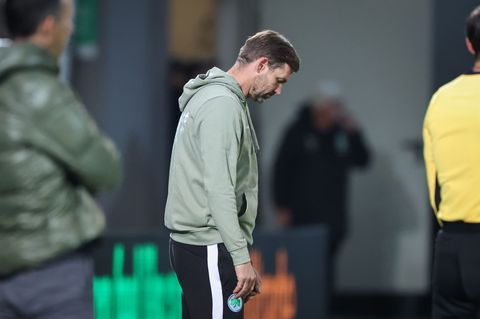 Der Druck auf Fürths Trainer Thomas Kleine wächst. Foto: Daniel Karmann/dpa