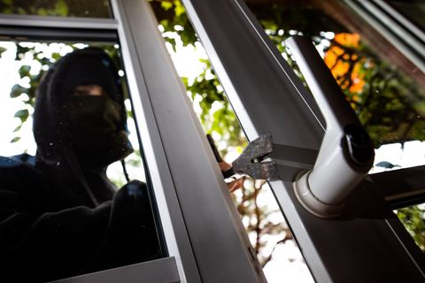 Die Polizei sensibilisiert im Rahmen einer Präventionskampagne für das Thema Wohnungseinbruchdiebstahl und Einbruchschutz. (Symb