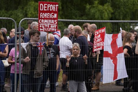 Der Fall eines Asylbewerbers, der eine 14-Jährige im englischen Epping belästigte, wurde zum Anlass für wochenlange Proteste. (A