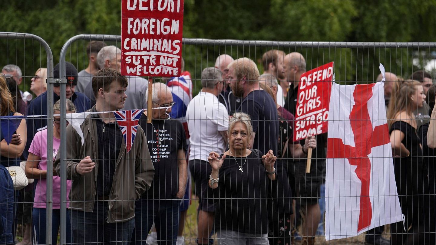 Der Fall eines Asylbewerbers, der eine 14-Jährige im englischen Epping belästigte, wurde zum Anlass für wochenlange Proteste. (A Der Fall eines Asylbewerbers, der eine 14-Jährige im englischen Epping belästigte, wurde zum Anlass für wochenlange Proteste. (A