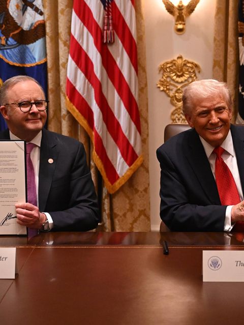 Australiens Prime Minister Anthony Albanese (L) und US-Präsident Donald Trump (R) halten unterzeichnete Dokumente hoch