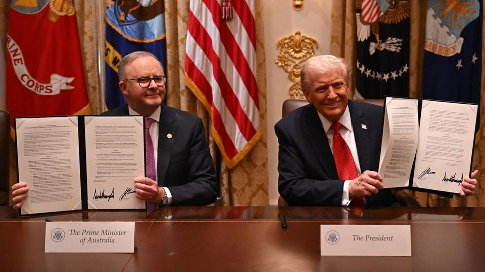 Kampfansage an China: Trump greift nach Milliarden-Schatz am Ende der Welt Australiens Prime Minister Anthony Albanese (L) und US-Präsident Donald Trump (R) halten unterzeichnete Dokumente hoch