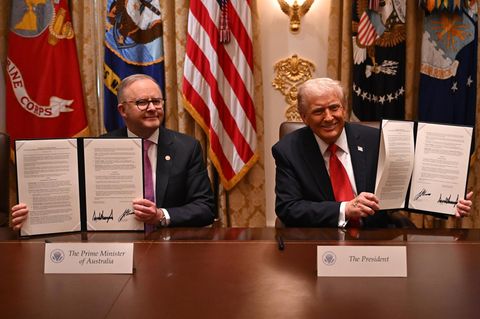 Australiens Prime Minister Anthony Albanese (L) und US-Präsident Donald Trump (R) halten unterzeichnete Dokumente hoch