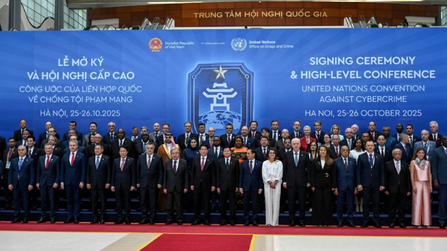 Delegierte nach der Unterzeichnung des Vertrags in Hanoi Delegierte nach der Unterzeichnung des Vertrags in Hanoi