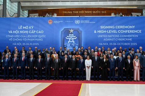 Delegierte nach der Unterzeichnung des Vertrags in Hanoi