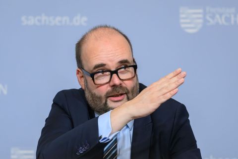 Es müsse leichter werden, mit gewaschenem Geld erworbene Vermögen einzuziehen, so Piwarz. (Archivbild) Foto: Robert Michael/dpa