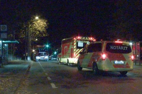 Am Hiroshima-Nagasaki-Platz in Potsdam kam es in der Nacht zu einem größeren Einsatz von Polizei und Rettungskräften. Foto: Udo