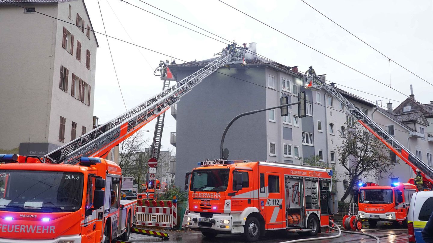 Mit rund 100 Einsatzkräften und drei Drehleitern war die Feuerwehr im Einsatz. Foto: Andreas Rosar/Fotoagentur-Stuttgart/dpa Mit rund 100 Einsatzkräften und drei Drehleitern war die Feuerwehr im Einsatz. Foto: Andreas Rosar/Fotoagentur-Stuttgart/dpa