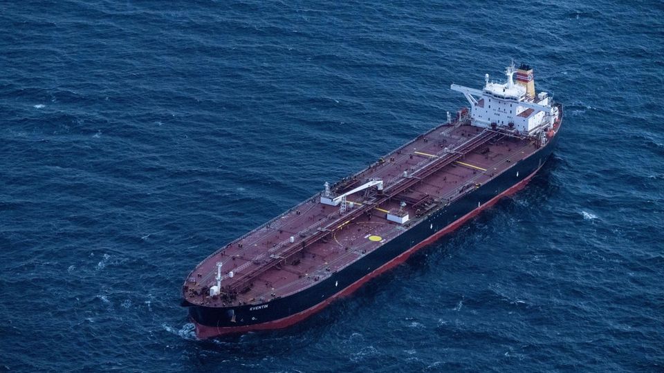 Vor Rügens Küste: Darum ist Putins Tanker "Eventin" eine tickende Zeitbombe Der Tanker "Eventin" liegt verlassen in der Ostsee