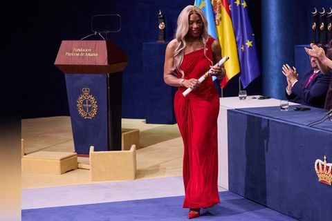 Serena Williams (li.) holte sich ihre Auszeichnung von der spanischen Thronfolgerin Prinzessin Leonor ab. Serena Williams (li.) holte sich ihre Auszeichnung von der spanischen Thronfolgerin Prinzessin Leonor ab.
