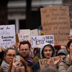 Im Zuge der Stadtbild-Debatte demonstrieren Menschen in Köln