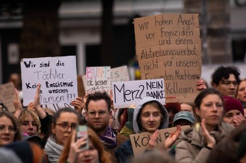 Im Zuge der Stadtbild-Debatte demonstrieren Menschen in Köln Im Zuge der Stadtbild-Debatte demonstrieren Menschen in Köln