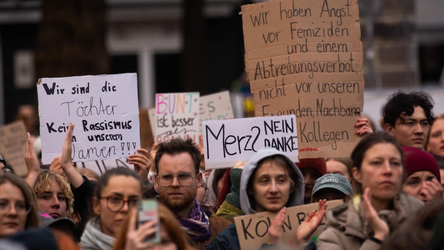 Im Zuge der Stadtbild-Debatte demonstrieren Menschen in Köln Im Zuge der Stadtbild-Debatte demonstrieren Menschen in Köln