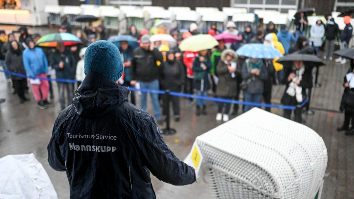41 gebrauchte Strandmöbel und zehn Hundestrandkörbe kamen nun bei der Auktion unter den Hammer. Foto: Lars Penning/dpa 41 gebrauchte Strandmöbel und zehn Hundestrandkörbe kamen nun bei der Auktion unter den Hammer. Foto: Lars Penning/dpa